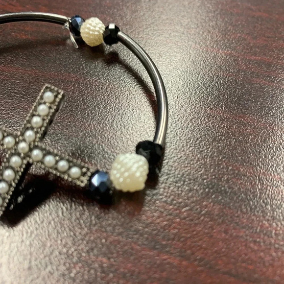 Handmade stretch cross bracelet black/white beads - Picture 5 of 7
